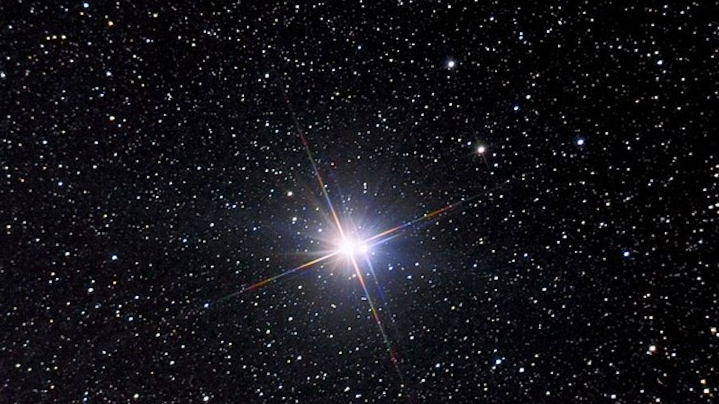 Descubre El Nombre De La Estrella Multicolor Que Ilumina El Cielo