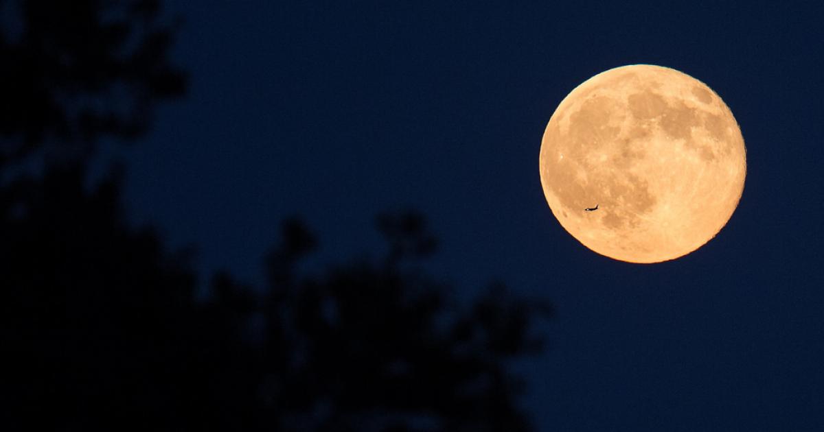 Descubre La Raz N Detr S Del Misterioso Color Amarillo De La Luna